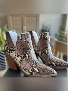 Vince Camuto Western Booties Rodeo Boots Snakeskin Animal Print Gigietta Ranch